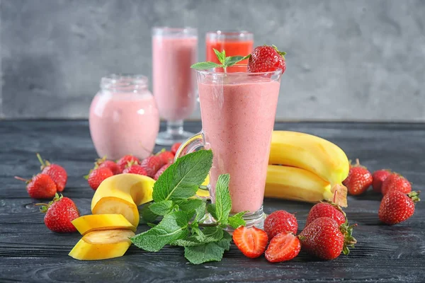 Glass of fresh strawberry and banana smoothie — Stock Photo, Image