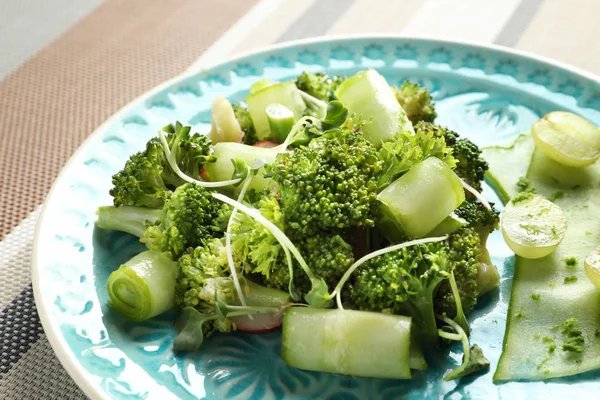 Assiette avec salade de brocoli sur la table, gros plan — Photo