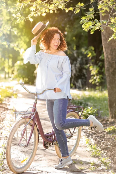 Hermosa joven con bicicleta, al aire libre — Foto de Stock