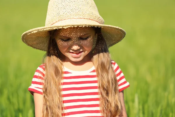 Gadis kecil di lapangan hijau — Stok Foto