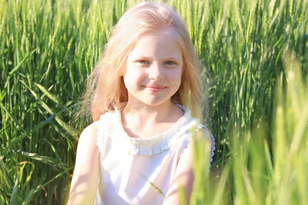 Little girl in green field — Stock Photo, Image