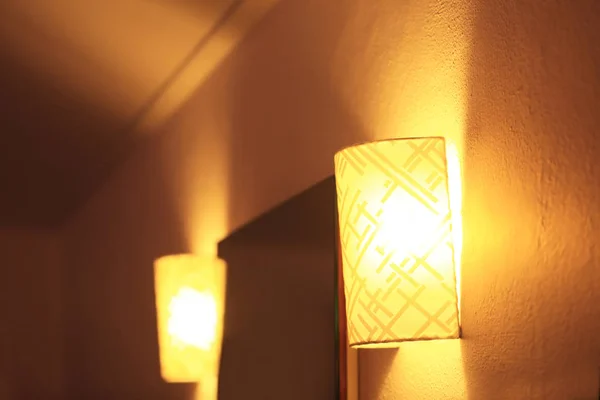 Luzes de parede no quarto moderno — Fotografia de Stock