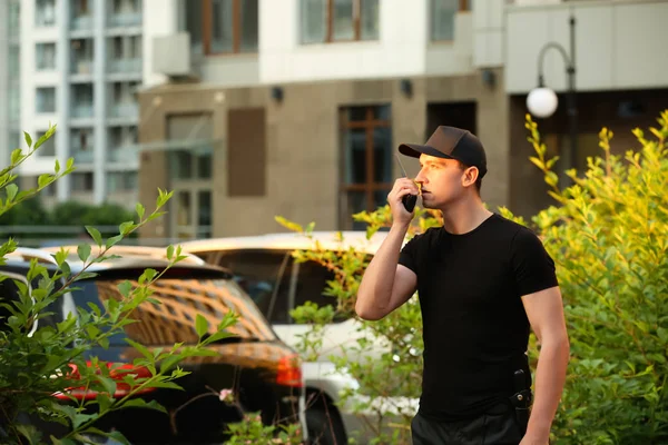 Erkek güvenlik görevlisi ile taşınabilir radyo, açık havada — Stok fotoğraf