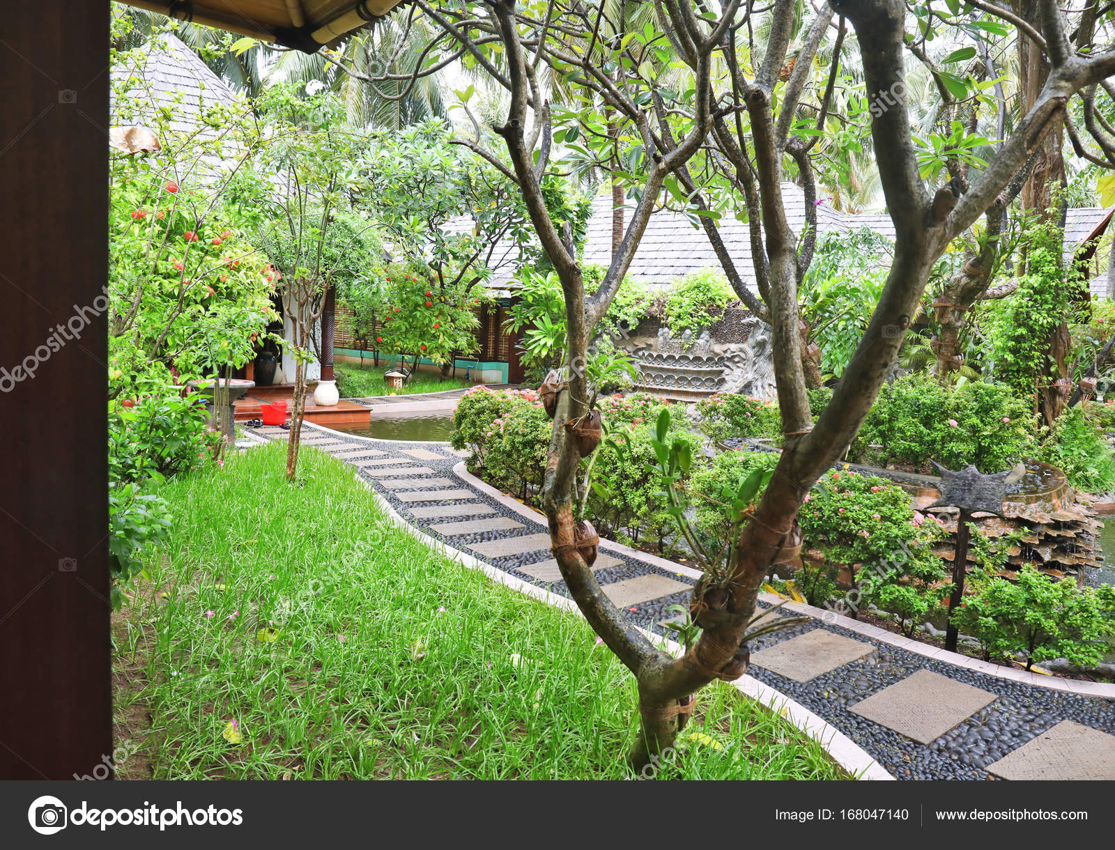 Schöner Garten im tropischen Resort — Stockfoto © belchonock #168047140