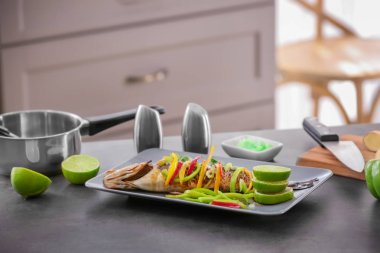 Plaka masada sebze ve sos lezzetli balık ile hizmet veren