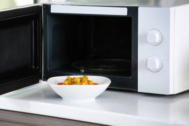 Mikrodalga yakınındaki akşam yemeğiyle plaka 