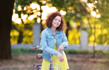 Bisikletli genç kadın