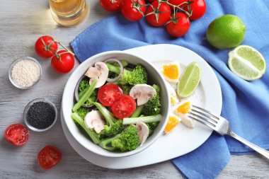 Brokoli salata masada yemek