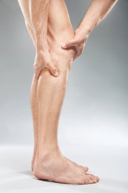 Genç adam açık renkli acı acı