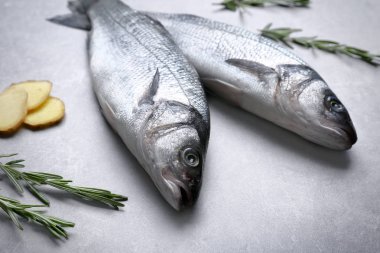 rosemary ile taze balık 