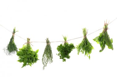 Taze otlar ipte asılı 