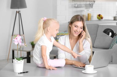 Evde kızı ile meşgul genç kadın