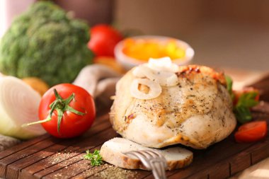 Lezzetli bütün hindi göğsü