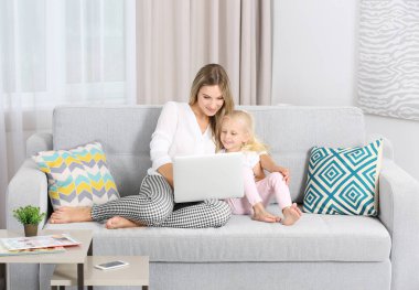 Evde kızı ile meşgul genç kadın