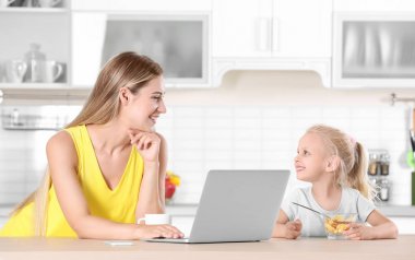 Evde kızı ile meşgul genç kadın