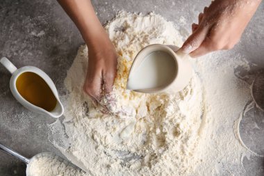 Kadın Şef mutfak masasının üstünde hamur yapma