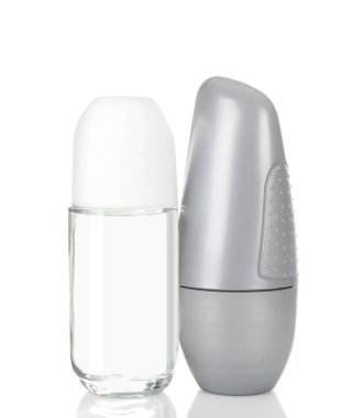Beyaz arka plan üzerinde deodorantlar