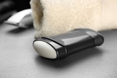 Gri tablosudur havluda deodorant