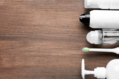 Deodorantlar ile kişisel bakım için ahşap masa ayarla