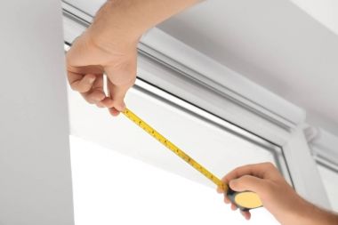 Genç adam pencere perde kapalı yükleme