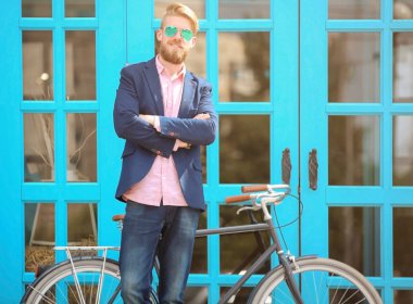 Bisiklet konumu windows yakın olan yakışıklı delikanlı