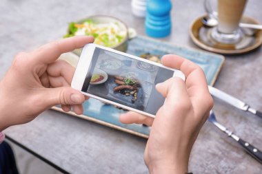 Lezzetli yemekler ile hareket eden telefon, closeup çekim adam