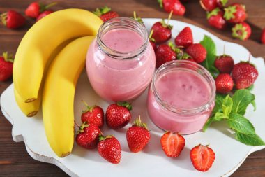 Taze çilek ve muz smoothie