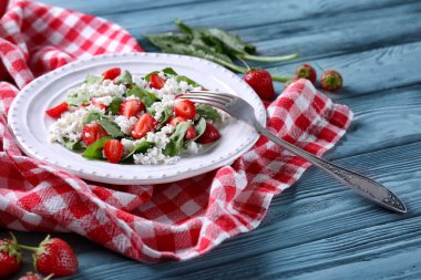 Çilekli ıspanak salatası.