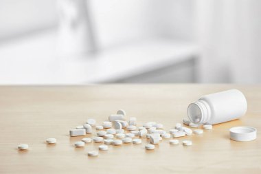 Plastik konteyner ve ahşap masa arka plan bulanık karşı hapları