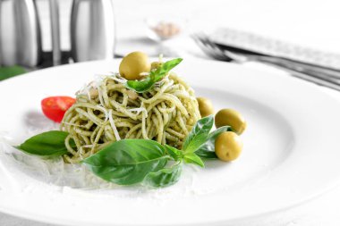 Pesto soslu lezzetli makarna