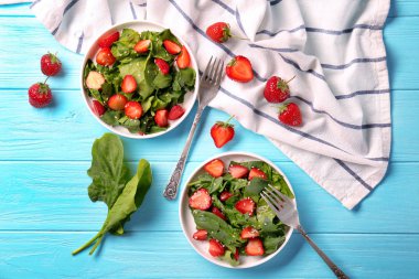 Çilekli ıspanak salatası.