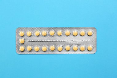 Renk arka plan üzerinde doğum kontrol hapları ile blister