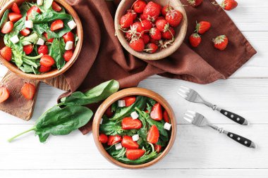 Çilekli ıspanak salatası.