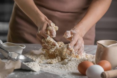 Kadın Şef mutfak masasının üstünde hamur yapma