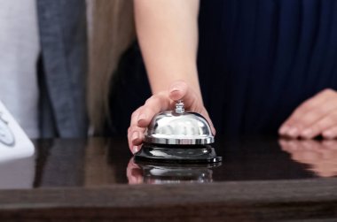 Otel lobisinde hizmet zil kadın