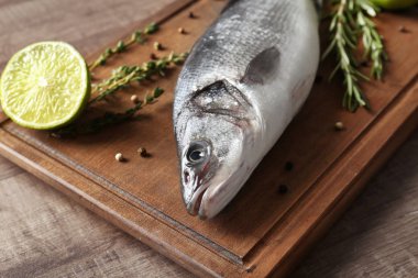 Taze balık kekik ve limon ile