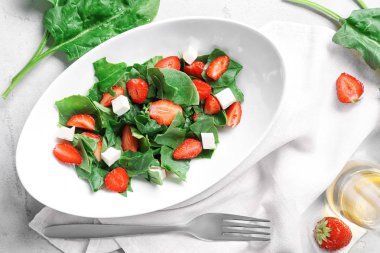 Çilekli ıspanak salatası.