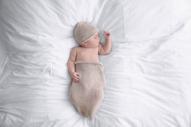 Evdeki yatakta uyuyan tatlı bir bebek.