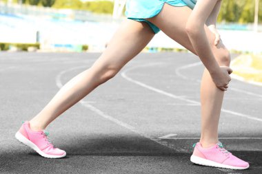 Genç kadın bacak ağrısı acı