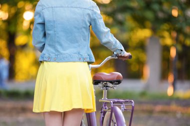 Bisiklet, açık havada olan güzel kadın