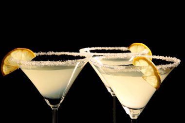 limon damla martini meyve dilimleri ile 