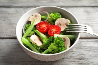 Brokoli Salatası Masasında ile kase