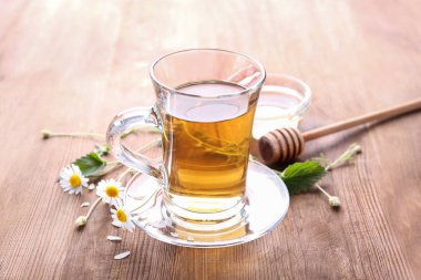 Bir fincan papatya çayı.