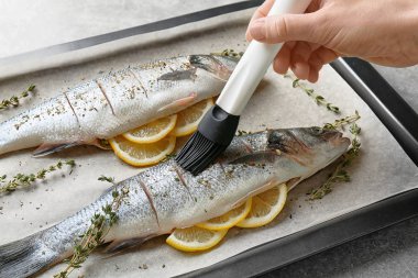 Taze balık limon ile doldurulmuş 