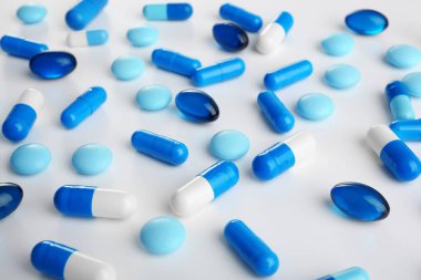 beyaz zemin üzerine mavi haplar