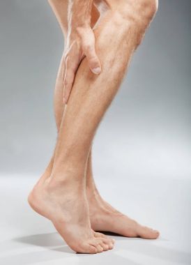 Genç adam açık renkli acı acı