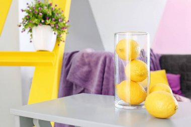 Cam vazo limon ile 