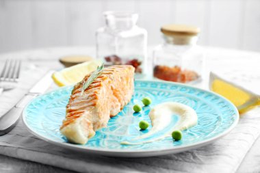 Plaka dilim somon ile