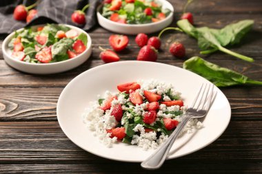 Çilekli ıspanak salatası.