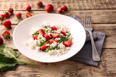 Çilekli ıspanak salatası.